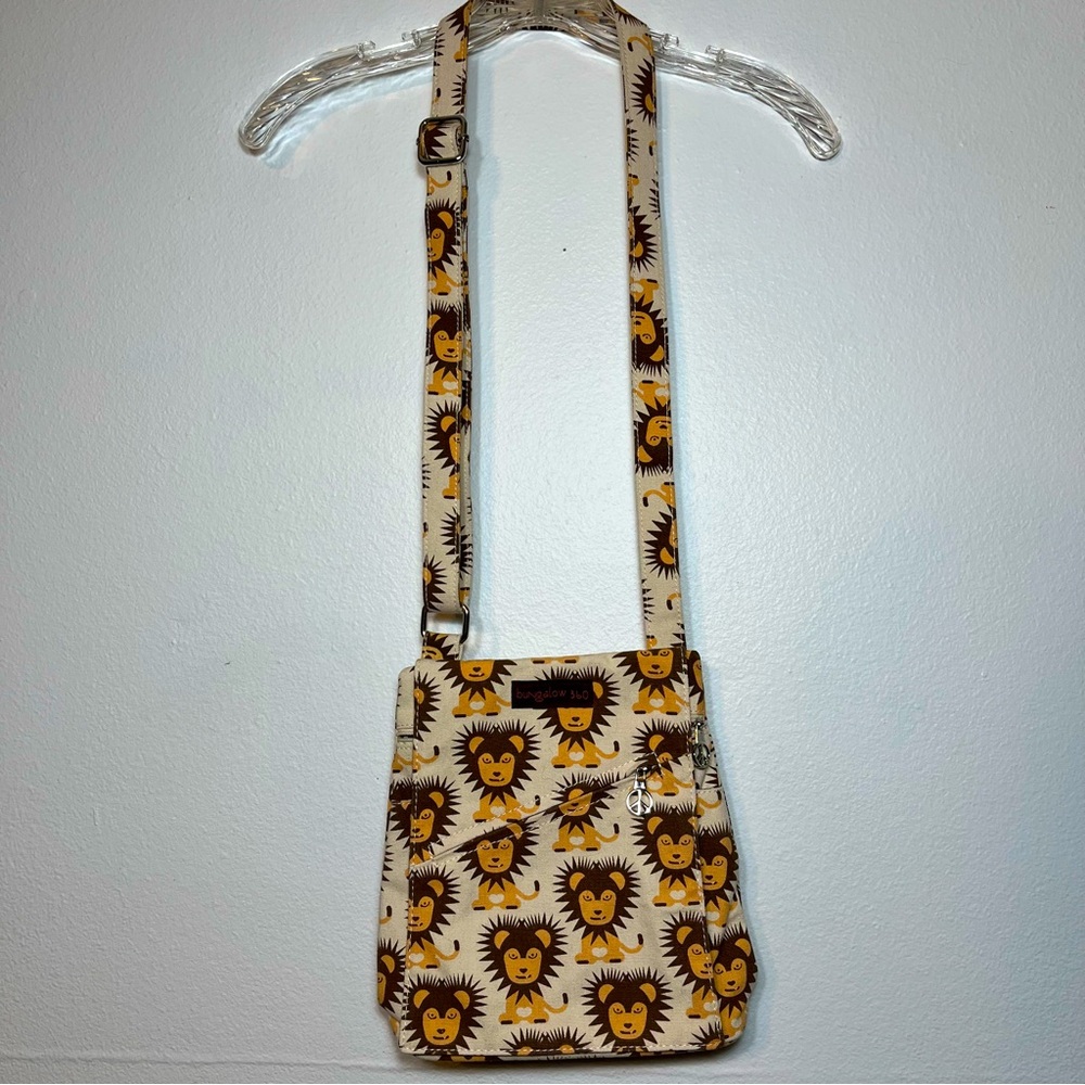 NWOT Bungalow 360 Small Messenger Bag Zip Purse Lion Vegan Canvas Cotton Durable
